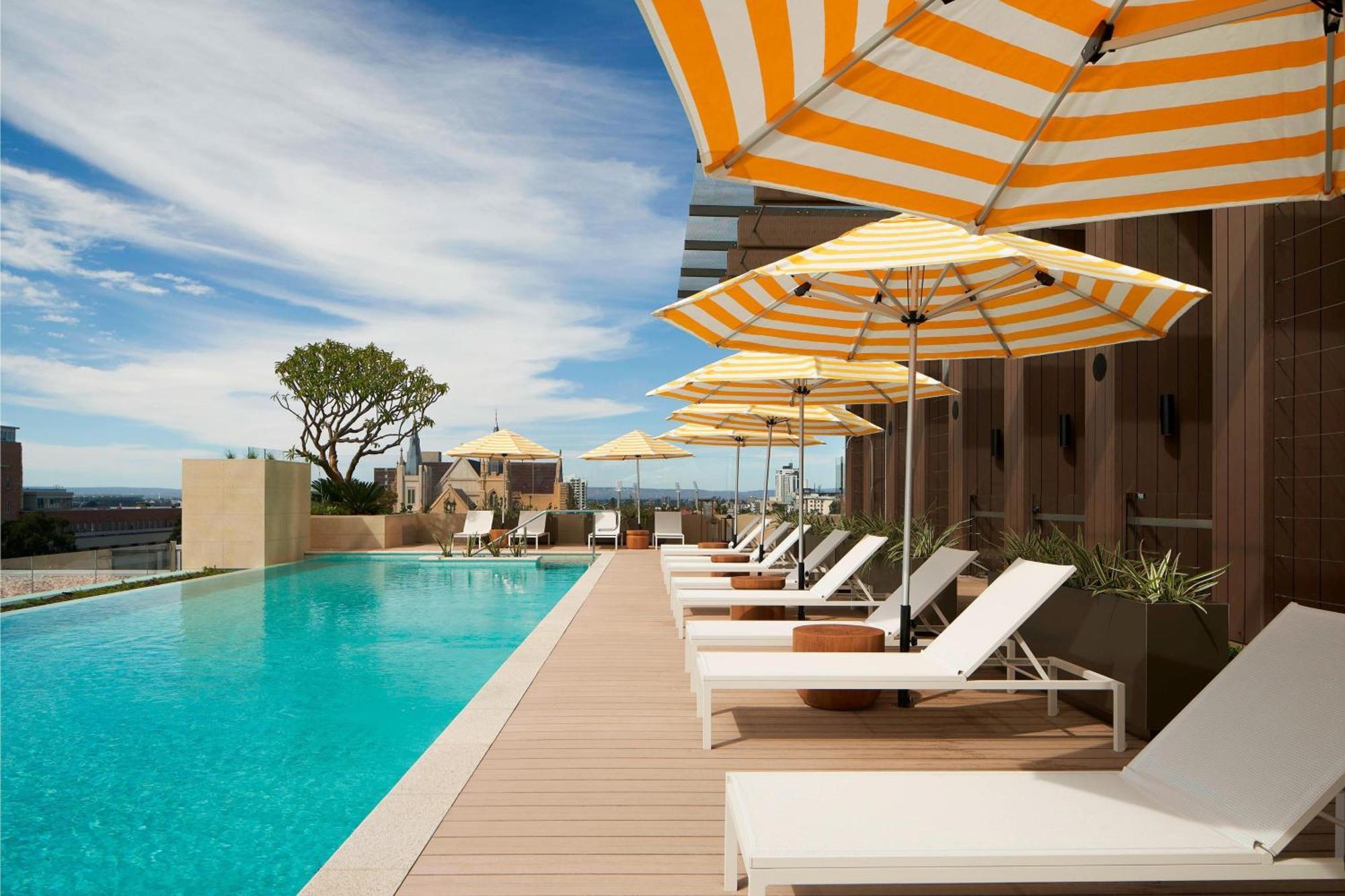 เดอะ เวสทิน เพิร์ธ Hotel เพิร์ท ภายนอก รูปภาพ The rooftop pool at The Standard, East Village