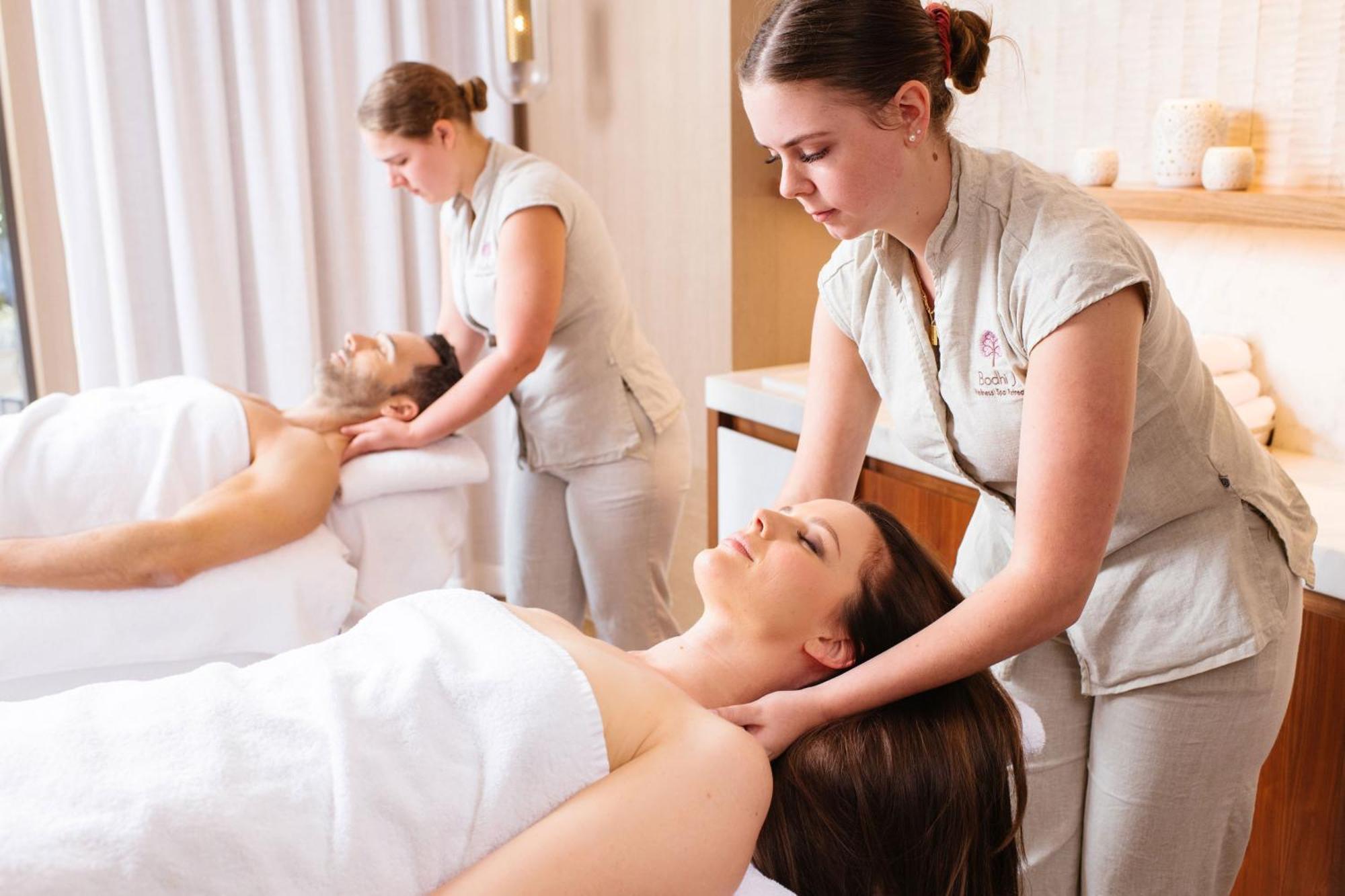 เดอะ เวสทิน เพิร์ธ Hotel เพิร์ท ภายนอก รูปภาพ Massage therapists working in a spa
