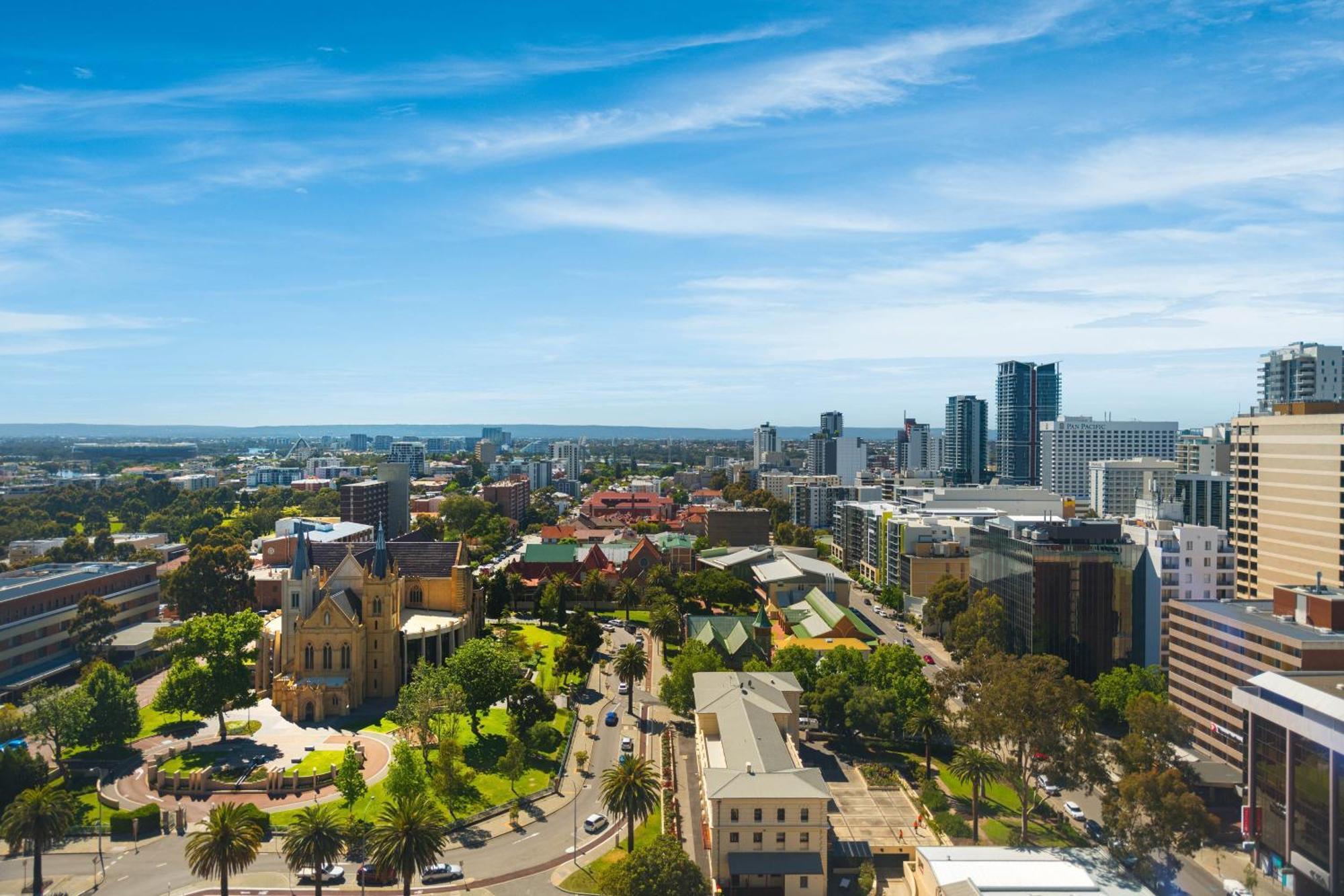 เดอะ เวสทิน เพิร์ธ Hotel เพิร์ท ภายนอก รูปภาพ Aerial view of the East Perth skyline